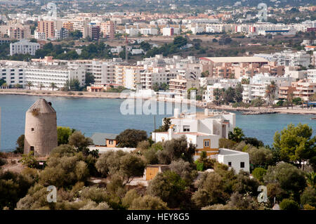 Vue panoramique sur la côte d'Ibiza et de la forteresse surplombant la ville Banque D'Images