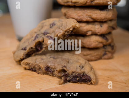 Close Up of chocolate chip cookie brisé en deux Banque D'Images