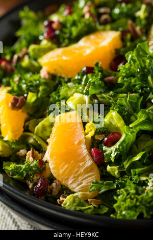 Les matières d'hiver avec salade de chou vert sain d'oranges et de graines de grenade Banque D'Images