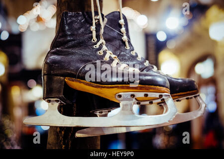 Vintage paire de patins à glace noire Banque D'Images