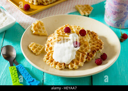 Le dîner ou le déjeuner pour les enfants - des gâteaux et des fruits, gaufres avec du fromage cottage et de crème sure. Les aliments pour enfants. Banque D'Images