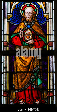 Vitrail représentant Jésus Christ et le Sacré-Cœur, dans la Cathédrale de Saint-bavon à Gand, Flandre orientale, Belgique. Banque D'Images