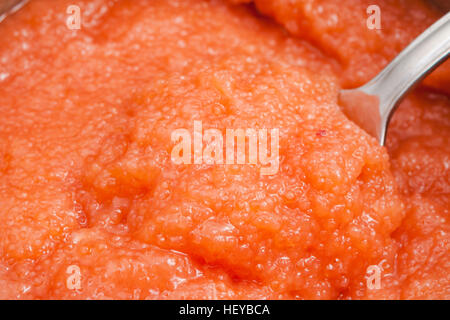 Caviar de corégone Coregonus salé avec cuillère dans pouvez close up Banque D'Images