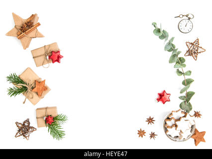 Les cadeaux emballés, les biscuits de Noël et le vert des feuilles d'eucalyptus sur fond blanc. Mise à plat Banque D'Images