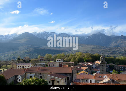 Village de montagne au milieu de la Corse Banque D'Images