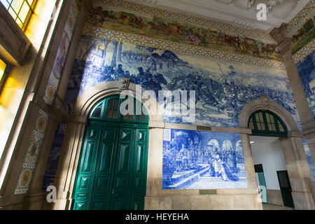 Azulejos anciens vintage photo à Porto Sao Benro gare, Porto, Portugal. Banque D'Images