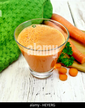 Carotte jus de légumes et une serviette à bord Banque D'Images