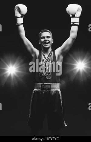 Jeune sportif boxer sur fond noir Banque D'Images