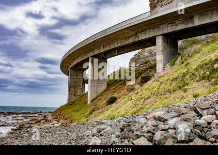 Clifton, Australie - 18 décembre 2016 : Le Sea Cliff Bridge est un pont en porte-à-faux équilibrées situé dans le nord de l'Illawarra Région de Nouvelle-Galles du Sud. Le pont d'une valeur de 52 millions de liens la banlieue côtière de Coalcliff et Clifton ensemble. Banque D'Images