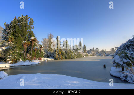 La neige a couvert Sheffield Park Gardens, East Sussex, England, UK Banque D'Images