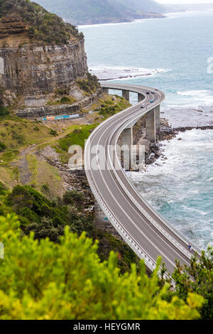 Clifton, Australie - 18 décembre 2016 : Le Sea Cliff Bridge est un pont en porte-à-faux équilibrées situé dans le nord de l'Illawarra Région de Nouvelle-Galles du Sud. Le pont d'une valeur de 52 millions de liens la banlieue côtière de Coalcliff et Clifton ensemble. Banque D'Images