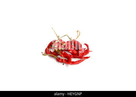 Piments rouges séchés sur fond blanc Banque D'Images
