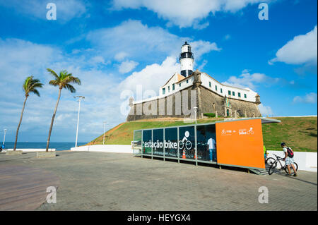 SALVADOR, BRÉSIL - février 02, 2016 : les usagers apportent leurs bicyclettes à stocker dans un garage à vélo fermé moderne au phare. Banque D'Images