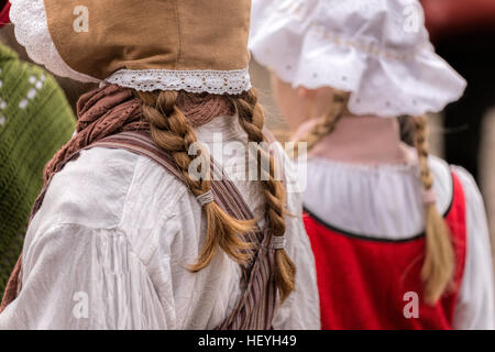 Les filles avec cheveux tressés et vêtus de vêtements du 19ème siècle au festival Dickens de Deventer, Overijssel, Pays-Bas. Banque D'Images