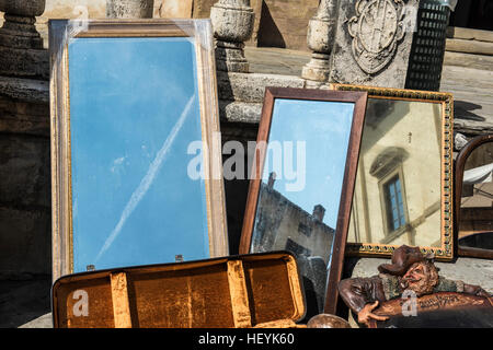 Le célèbre marché d'antiquités à la mode et à Arezzo, Toscane, Italie. Sur cette photo, une fascinants miroirs dans la piazza Grande Banque D'Images