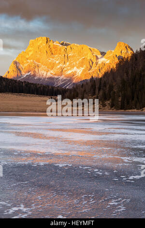 Alpenglow au coucher du soleil sur Cimon della Pala mountain, le massif des Pale di San Martino. Calaita lac gelé. Les Dolomites du Trentin. Alpes italiennes. L'Europe. Banque D'Images