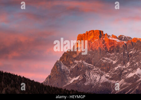 Alpenglow au coucher du soleil sur Cimon della Pala mountain. Les Pale di San Martino massif. Les Dolomites du Trentin. Alpes italiennes. L'Europe. Banque D'Images