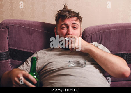 Une dépendance à l'alcool l'homme dans la dépression. Banque D'Images