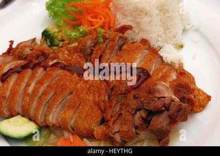 Le canard de Pékin Chop Suey avec du riz vapeur et salade de légumes frais, le repas de cuisine chinoise, Close up, high angle view, point de vue personnel Banque D'Images