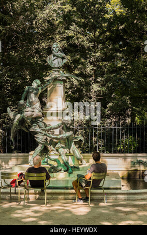 Les gens se détendre devant un monument de Eugene delacroix Banque D'Images