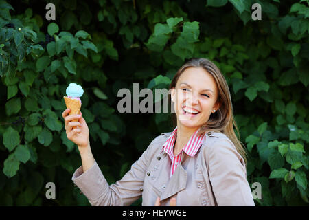 Super bonheur girl holding ice cream dans la main droite Banque D'Images