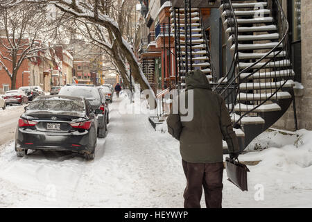 Montréal, CA - 17 décembre 2016 : Tempête de neige à Montréal. Balades piétons sur un trottoir. Banque D'Images