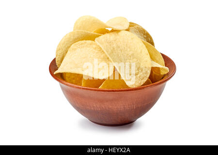 Croustilles de pommes de terre dans un bol en céramique sur blanc Banque D'Images