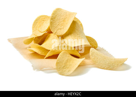 Tas de chips de pomme de terre sur du papier craft over white Banque D'Images