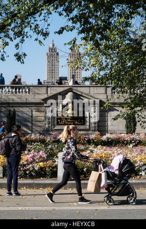 Mère Marcher avec Landau dans Central Park, NYC, USA Banque D'Images