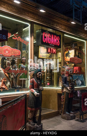 Mulberry Street Cigar Company dans Little Italy, NEW YORK, USA Banque D'Images