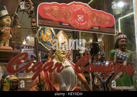 Mulberry Street Cigar Company dans Little Italy, NEW YORK, USA Banque D'Images