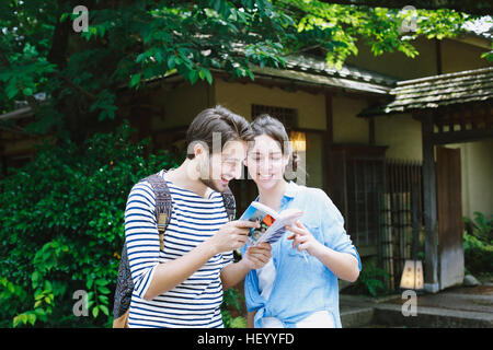 Caucasian couple profiter de visites à Tokyo, Japon Banque D'Images