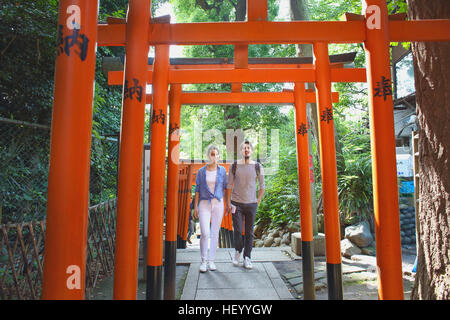 Caucasian couple profiter de visites à Tokyo, Japon Banque D'Images