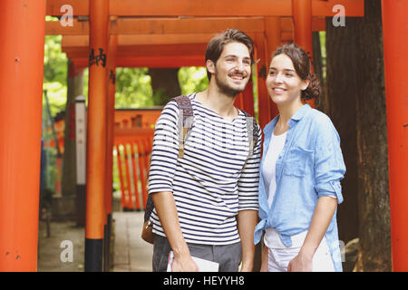 Caucasian couple profiter de visites à Tokyo, Japon Banque D'Images