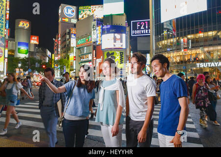 Caucasian couple enjoying visites avec amis japonais à Tokyo, Japon Banque D'Images