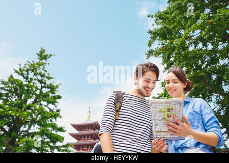 Caucasian couple profiter de visites à Tokyo, Japon Banque D'Images