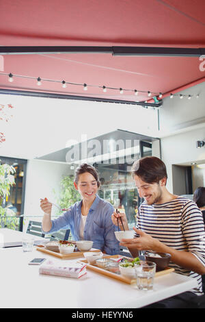 Caucasian couple appréciant la nourriture japonaise à Tokyo, Japon Banque D'Images