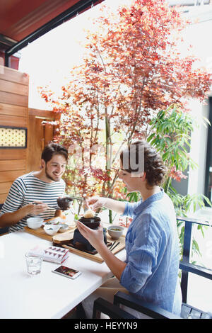 Caucasian couple appréciant la nourriture japonaise à Tokyo, Japon Banque D'Images