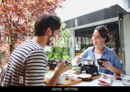 Caucasian couple appréciant la nourriture japonaise à Tokyo, Japon Banque D'Images