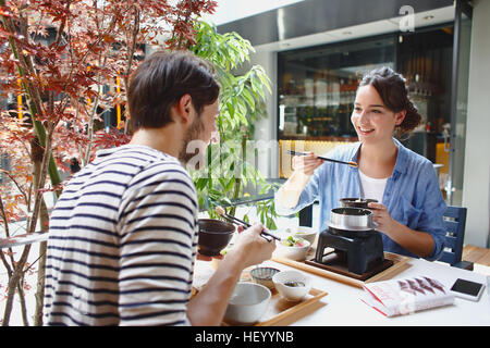 Caucasian couple appréciant la nourriture japonaise à Tokyo, Japon Banque D'Images