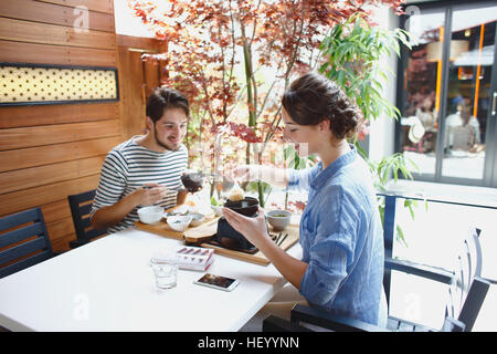 Caucasian couple appréciant la nourriture japonaise à Tokyo, Japon Banque D'Images