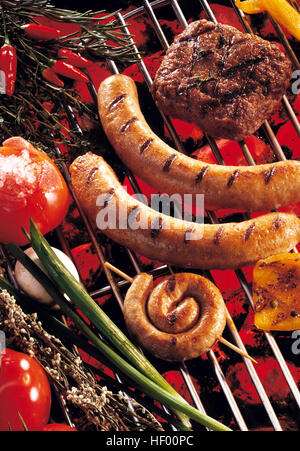 Barbecue : saucisses grillées, escargot bratwursts, steak et tomates grillées Banque D'Images