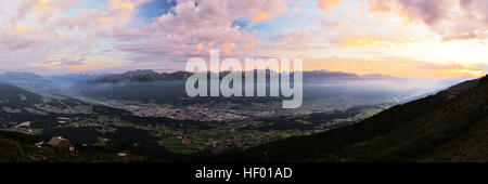 Vallée avec Innsbruck au lever du soleil, vue depuis le mont Patscherkofel, Tyrol, Autriche Banque D'Images