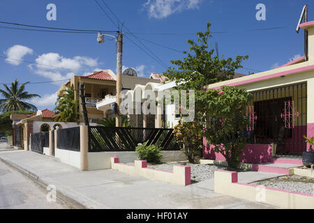 Maisons colorées dans La Otra Banda, République dominicaine, Caraïbes Banque D'Images