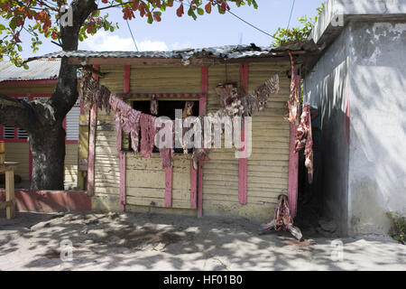 La viande vendue sur le côté d'une route à l'extérieur un boucher dans La Otra Banda, République dominicaine, Caraïbes Banque D'Images