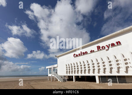 Casino Barrière de Royan plage de Pontaillac, côte de Beauté, Royan, Charente-Maritime, France Banque D'Images
