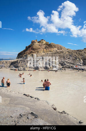 Les baigneurs profitant de la boue volcanique, hot springs, l'île de Vulcano, îles éoliennes, italie Banque D'Images