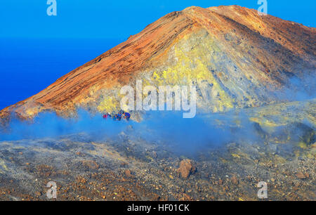 Les gens qui marchent à travers les fumerolles sur Gran cratère, île de Vulcano, Îles Éoliennes, Italie Banque D'Images