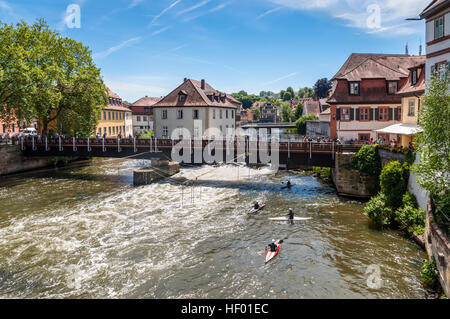 Les touristes sur un pont et en slalom sur la rivière Regnitz, Bamberg, Bavière, Allemagne, Europe Banque D'Images