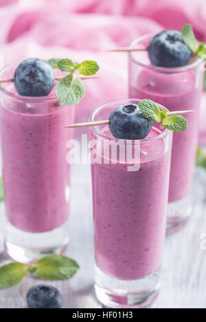 Délicieux smoothie aux bleuets à la menthe et les baies fraîches dans les verres Banque D'Images